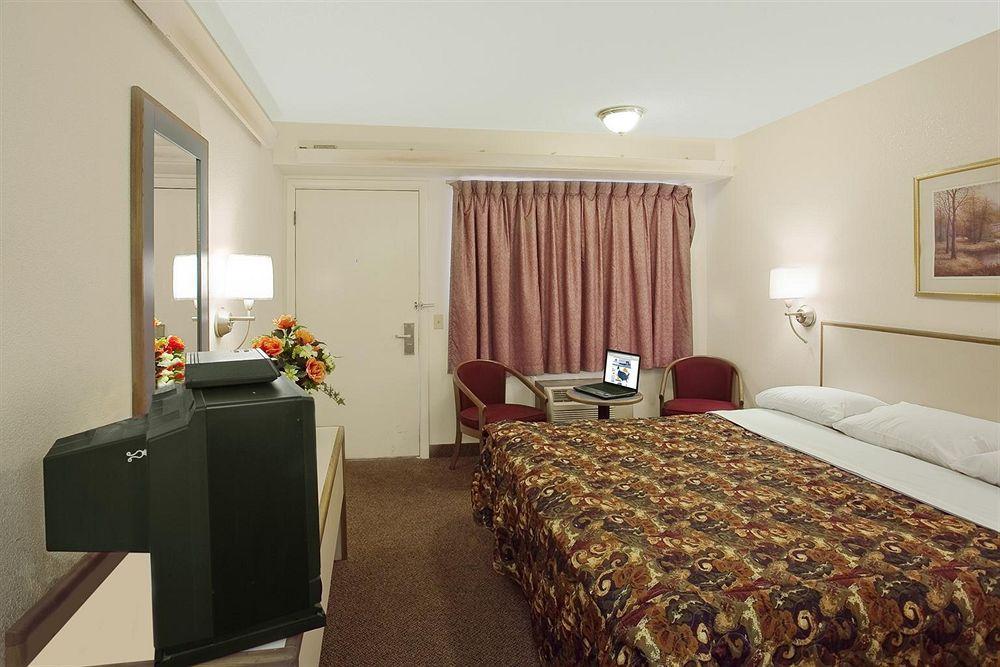 Americas Best Value Inn-Pittsburgh Airport Coraopolis Eksteriør billede