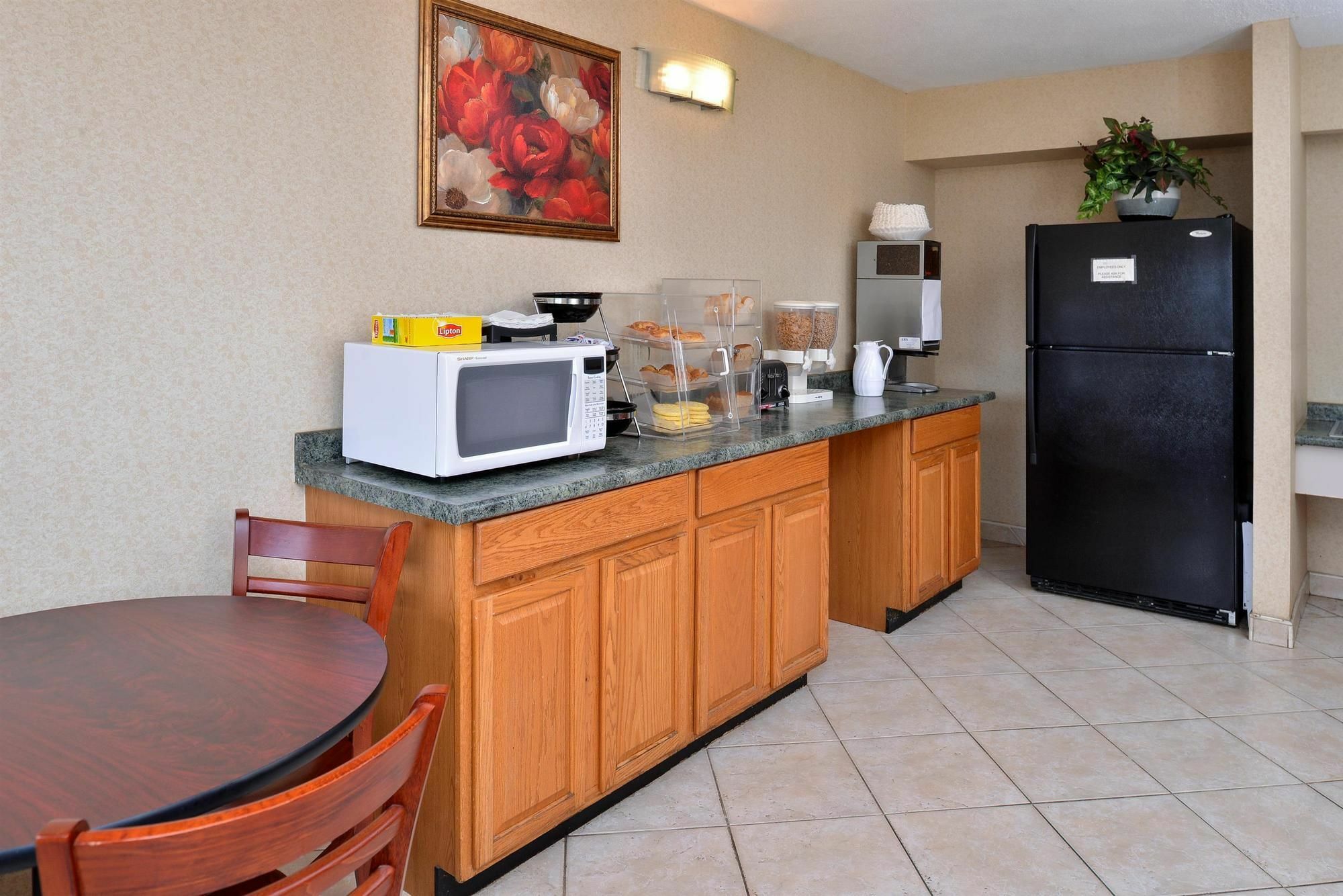 Americas Best Value Inn-Pittsburgh Airport Coraopolis Eksteriør billede